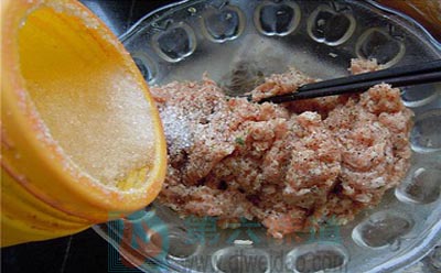  黑椒蜜汁猪肉铺的做法步骤3